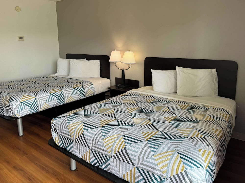Deluxe Suite, 2 Queen Beds, Non Smoking, Refrigerator & Microwave photo 1