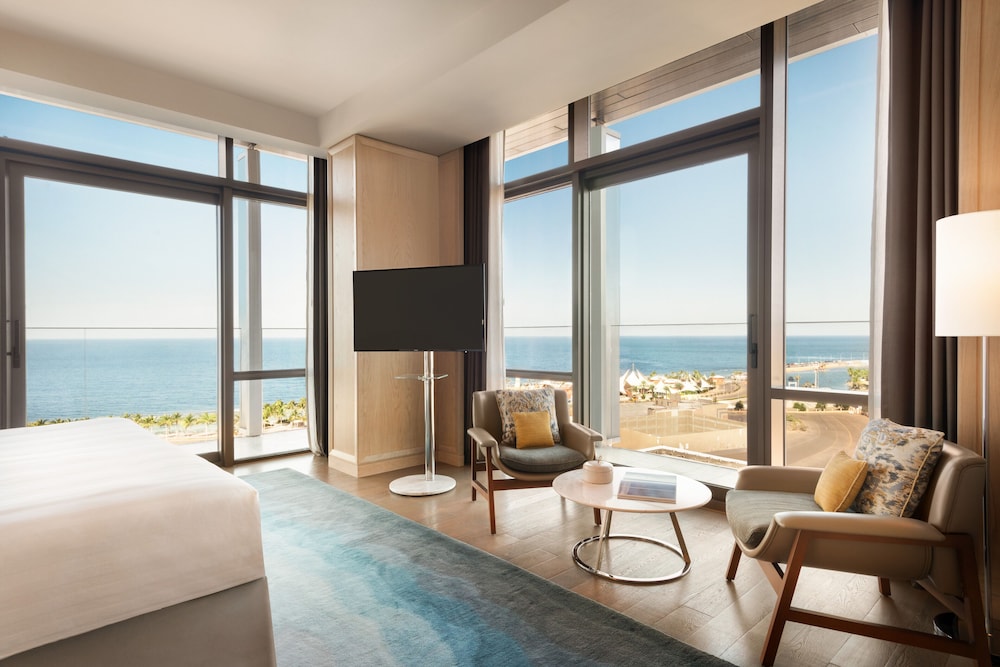 Horizon Suite Sea and City View King - Photo 4