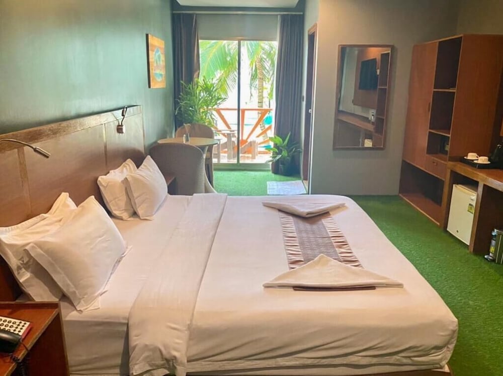 Deluxe Room, 1 Queen Bed - Photo 1
