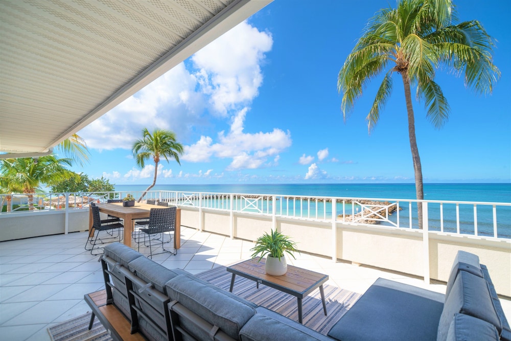 Luxury Condo, 3 Bedrooms, Beachfront