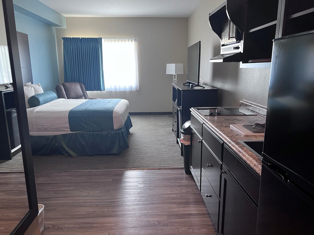 Suite, 1 Queen Bed, Non Smoking (Single, Extended Stay) photo 1