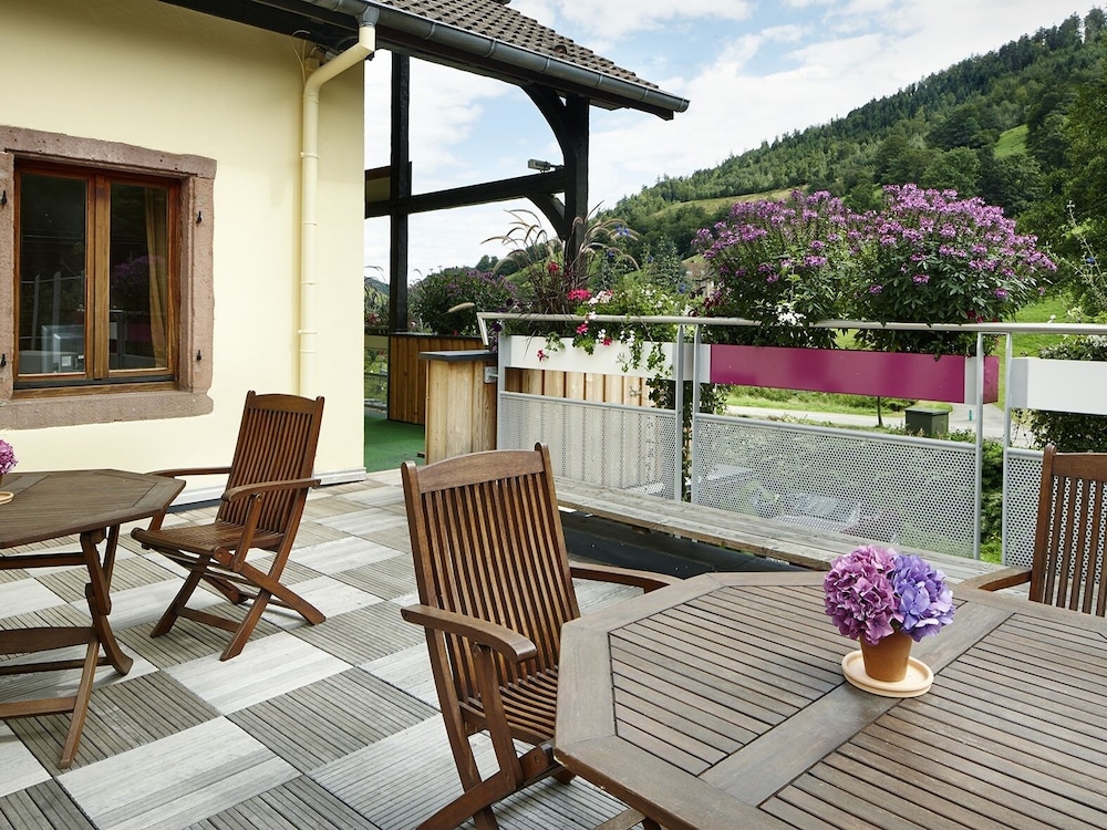 Suite, Ensuite photo 2