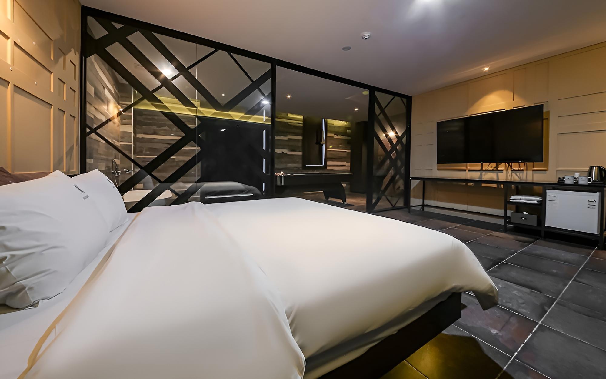 Room (1 room 1 parking suite (with pool tab) - Photo 3
