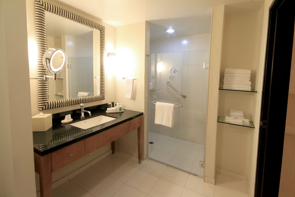 Standard Room, 1 King Bed, Club Lounge Access - Photo 5