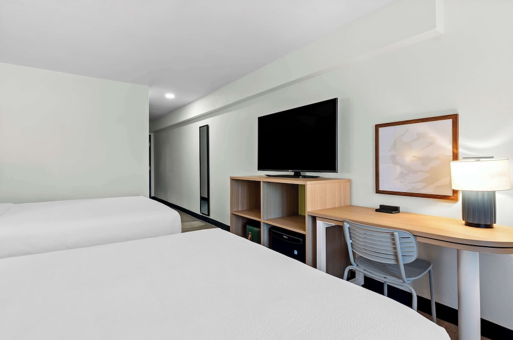 Room, 2 Queen Beds, Accessible, Bathtub (Mobility & Hearing) - Photo 5