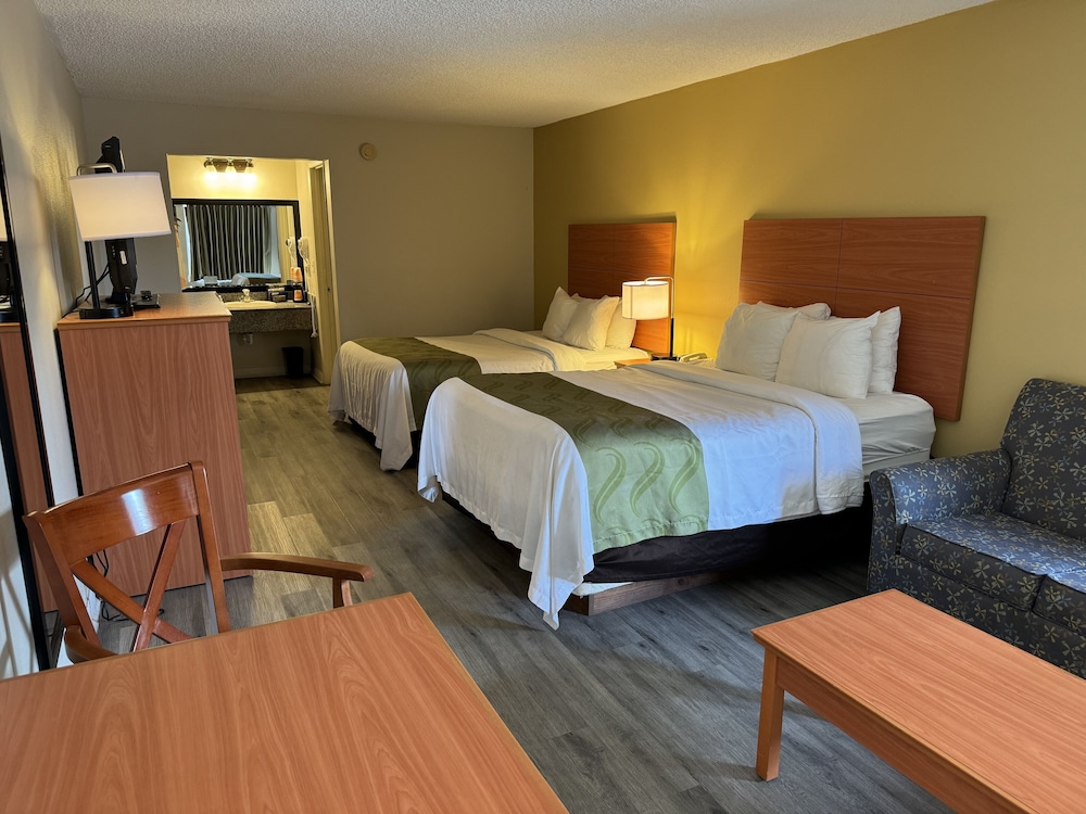 Standard Room, Multiple Beds, Non Smoking - Photo 3