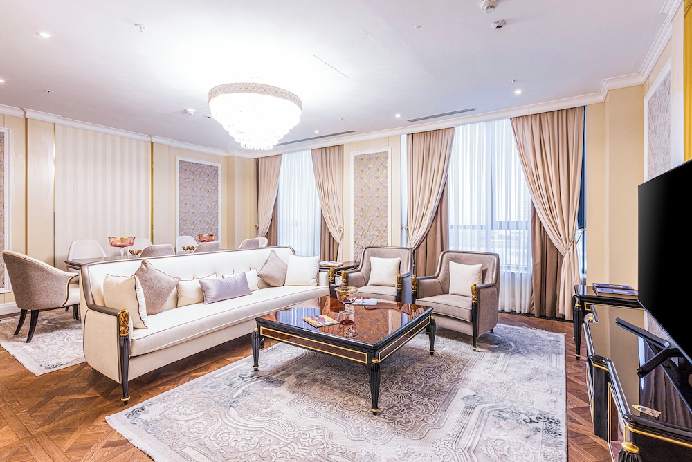 Executive Suite - Photo 1