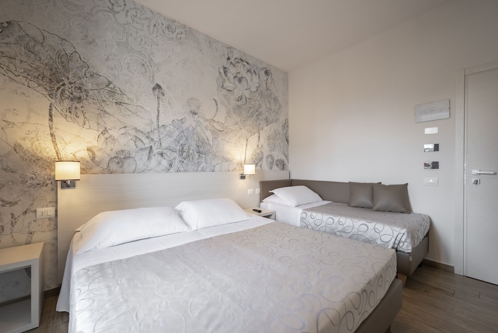 Double Room, Multiple Beds photo 1