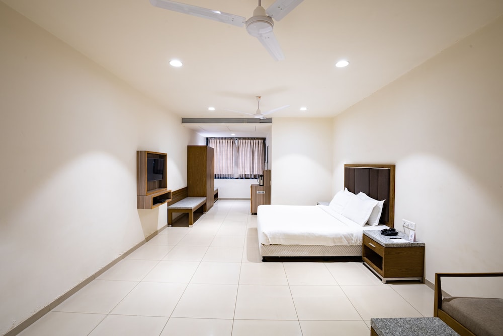 Deluxe Room, 1 King Bed photo 1