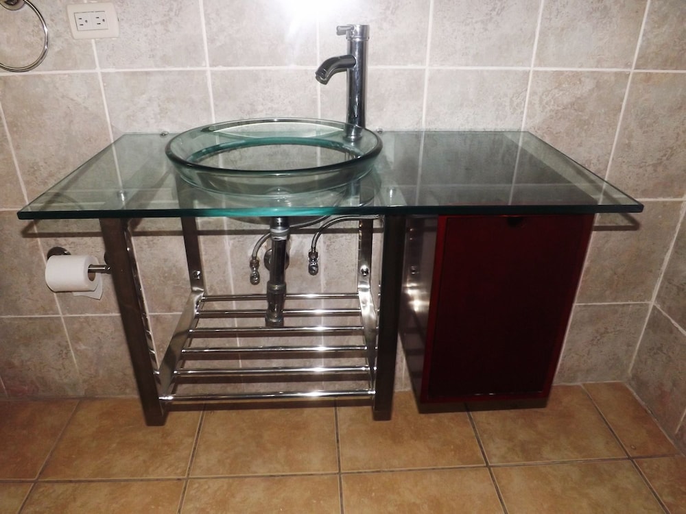 Double Room, 2 Double Beds, Ensuite photo 3