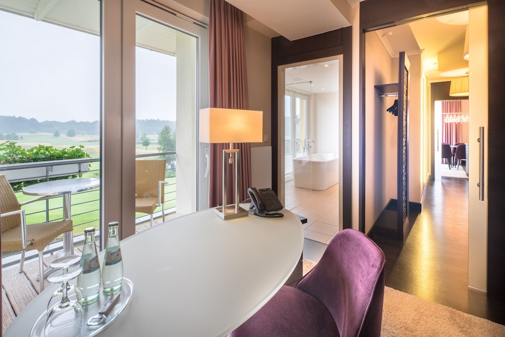 Suite, 1 King Bed, Golf View - Photo 2