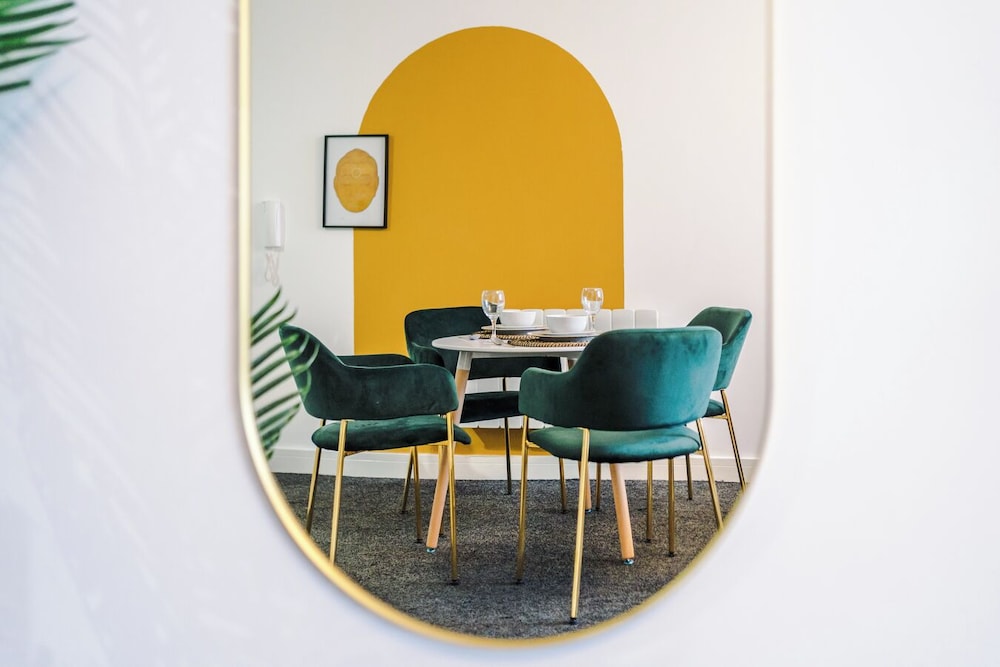 Luxurious 1-Bed Apartment: Sleeps 4, Free Parking