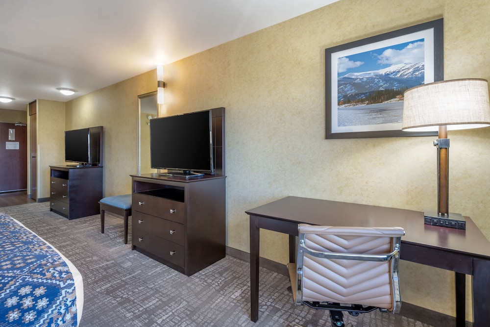 Suite, 1 King Bed, Non Smoking, Refrigerator & Microwave - Photo 2