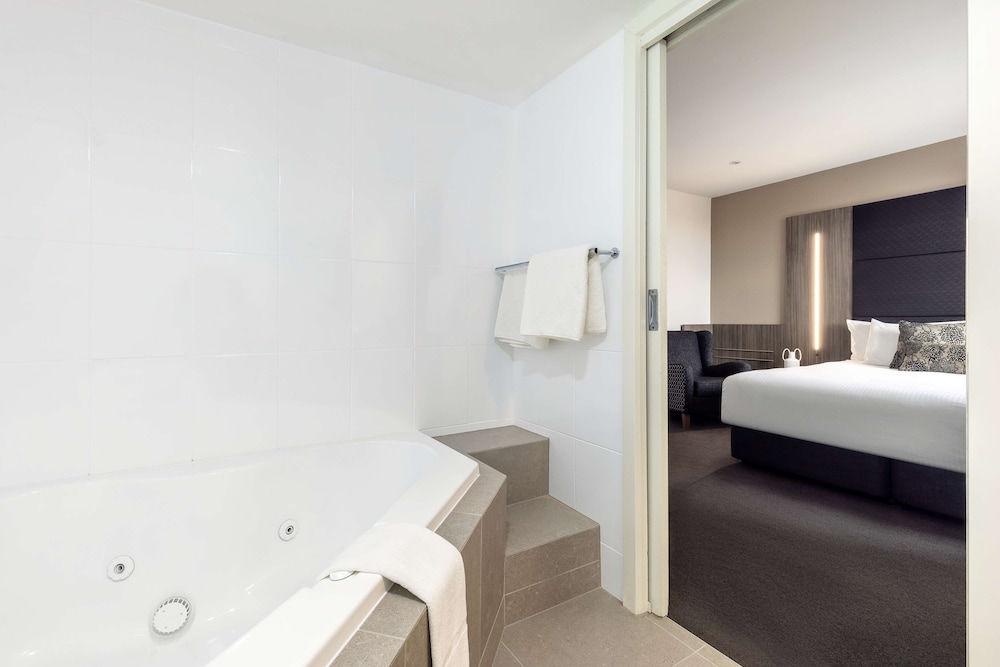 Executive Room, Jetted Tub thumbnail 5