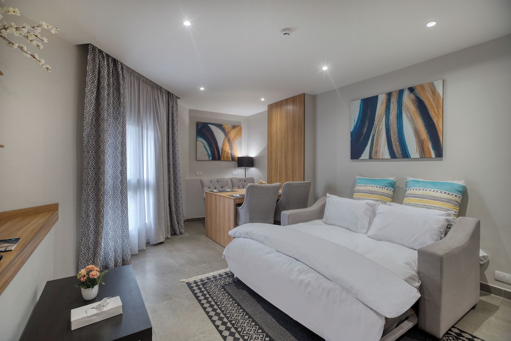 Senior Suite - Photo 12