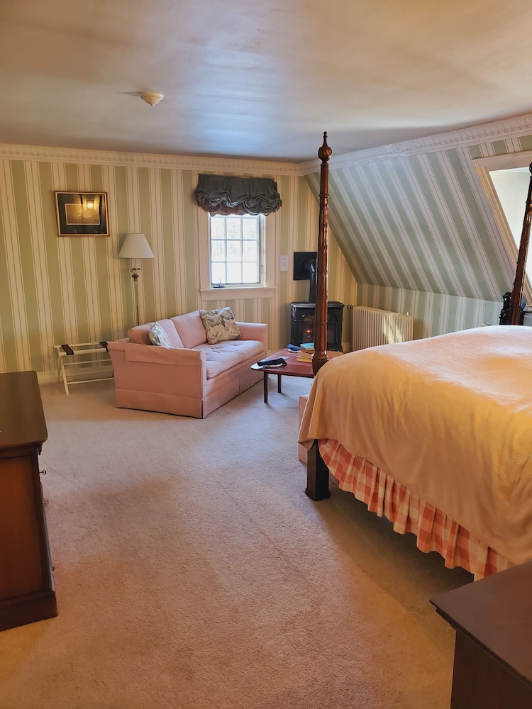 Queen Room W/ Fireplace (No Pets / Space For One Cot)