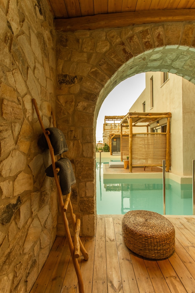 Arch Rooms | Swim Up photo 3