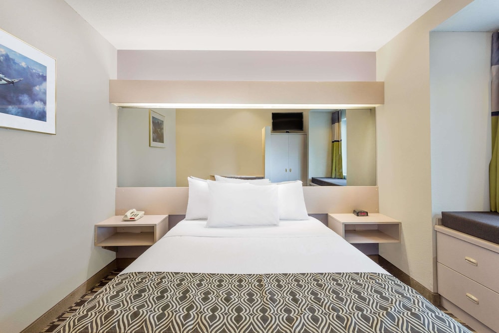 Studio Suite, 1 Queen Bed, Non Smoking - Photo 2