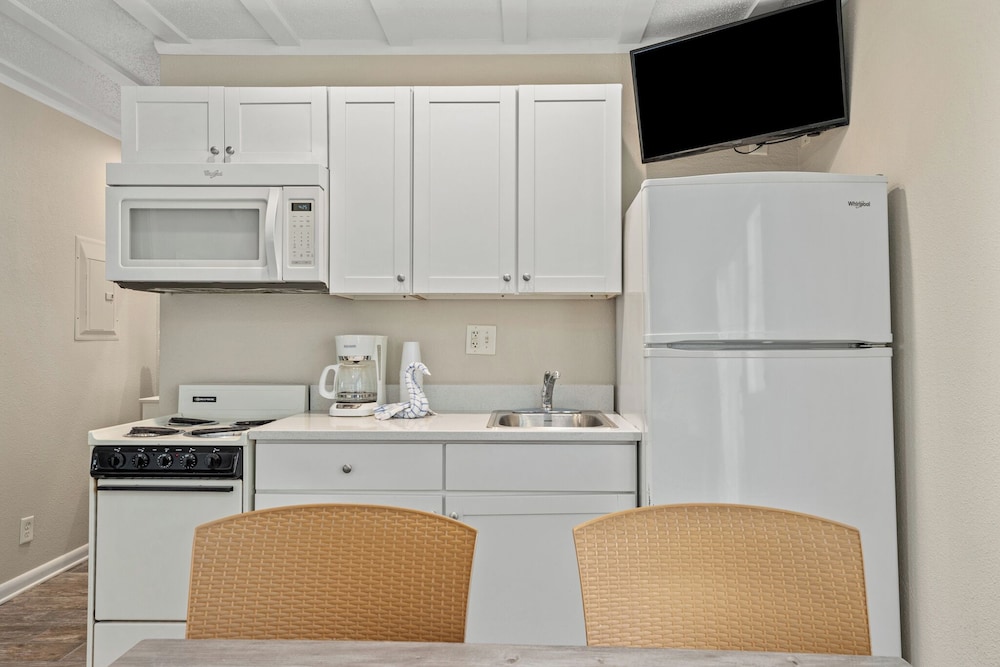 2 Bedroom Suite Four Double Beds w/ Sofa Sleeper Pool View Groundfloor photo 3