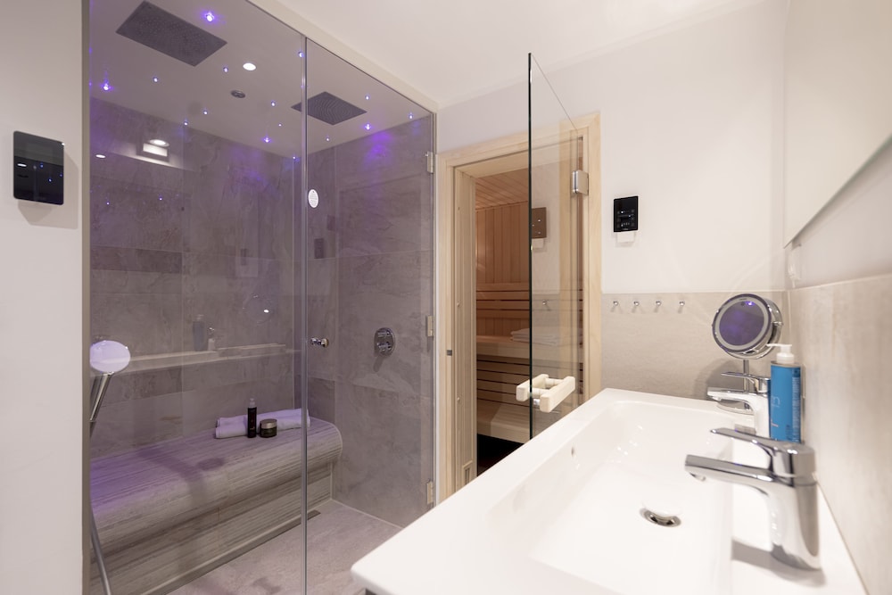 Panoramic Studio Suite, 1 Queen Bed with Sofa bed, Non Smoking, Sauna thumbnail 6