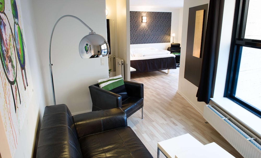 Suite, 1 King Bed, Non Smoking, Bathtub - Photo 5