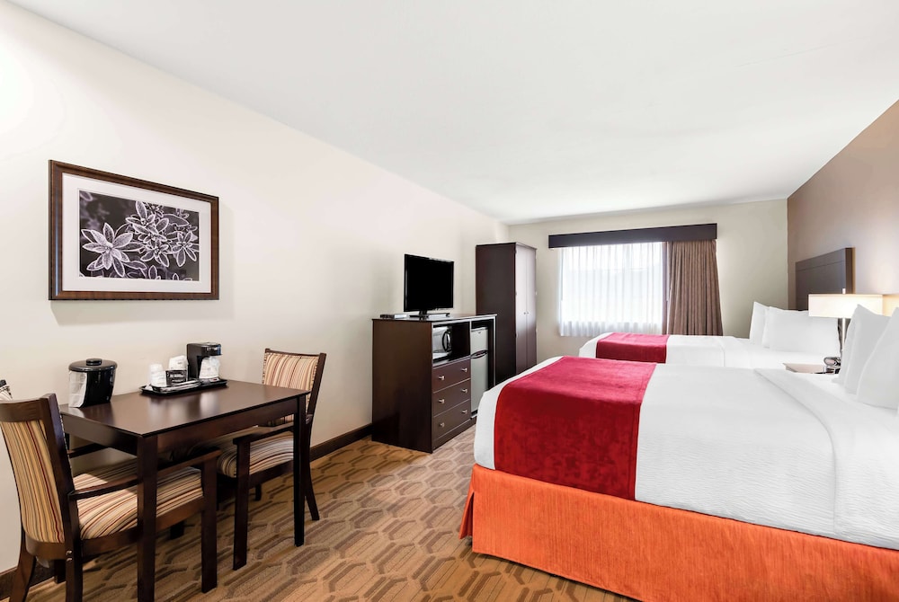 Standard Room, 2 Queen Beds, Non Smoking, Refrigerator & Microwave photo 1