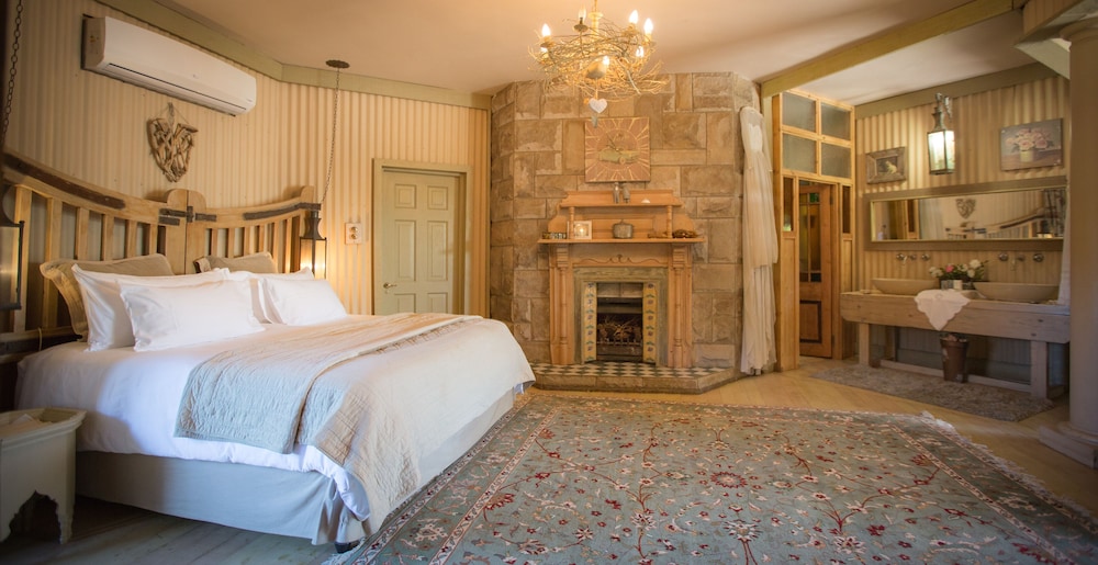 Suite (The Main)