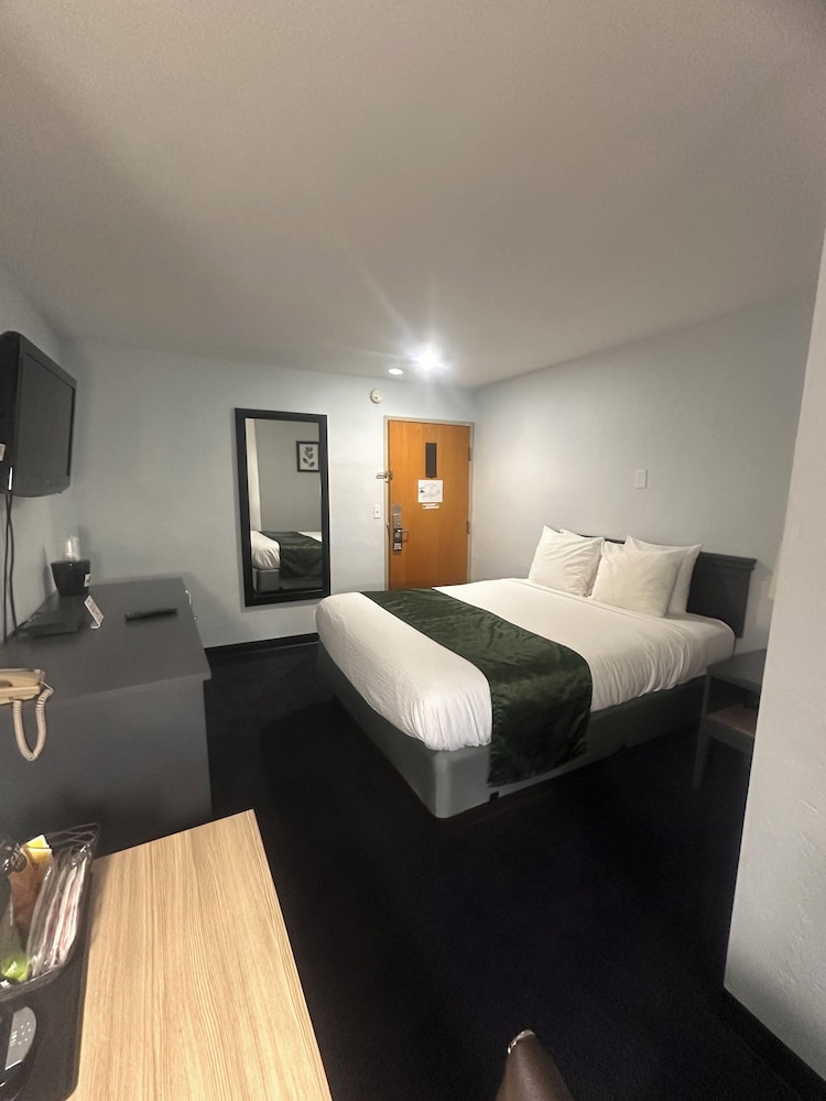 Standard Room, 1 Queen Bed