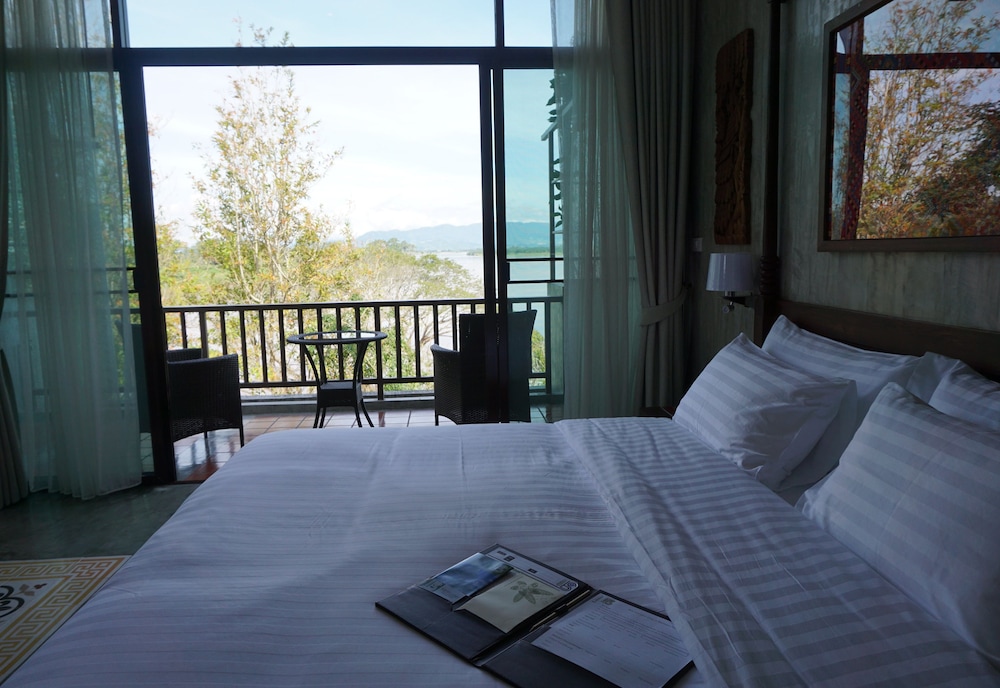 Honeymoon Double Room, 1 King Bed photo 3