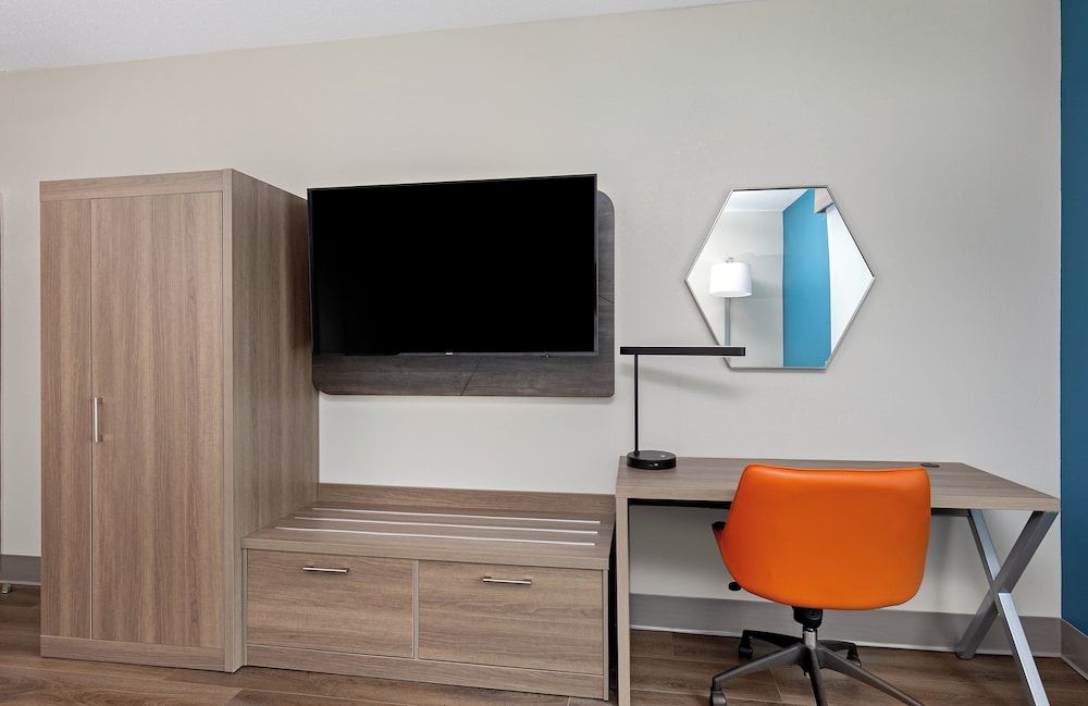 Suite, 1 King Bed - Photo 3