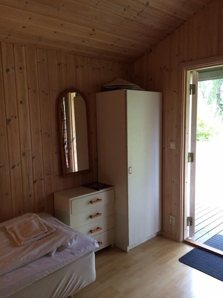 Basic Cabin, Shared Bathroom (2 Beds) photo 2
