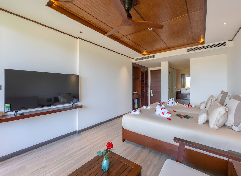 Deluxe Room, Balcony, Pool View photo 1