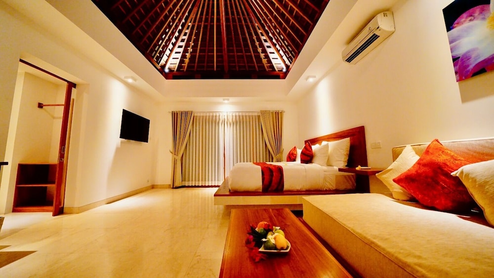 Deluxe Double Room, 1 King Bed, Pool View, Poolside photo 2