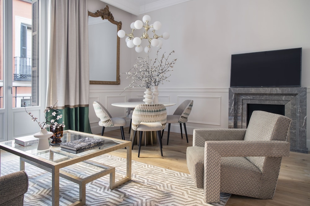 Luxury Apartment, 1 King Bed, City View