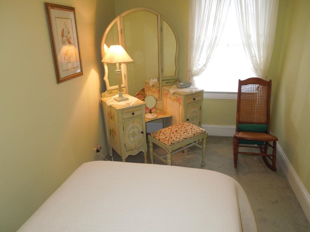 Room (3rd Flr. East Suite With Shared Bath) photo 2