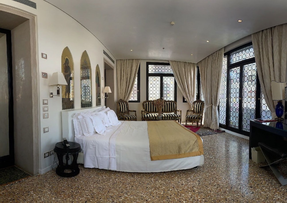 Panoramic Suite, 1 King Bed, Hot Tub, Canal View photo 2