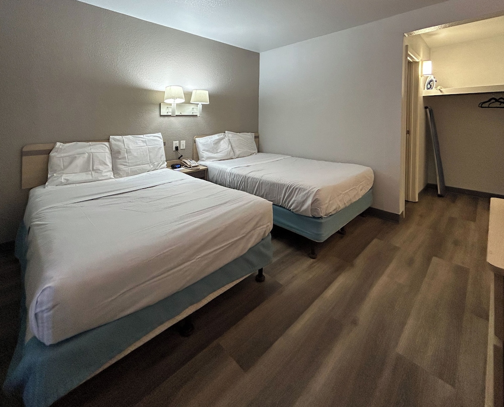 Standard Room, 2 Double Beds, Non Smoking photo 3