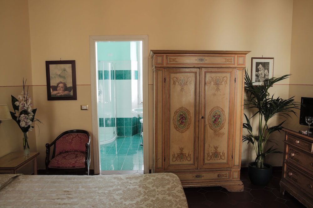 Classic Double or Twin Room thumbnail 5