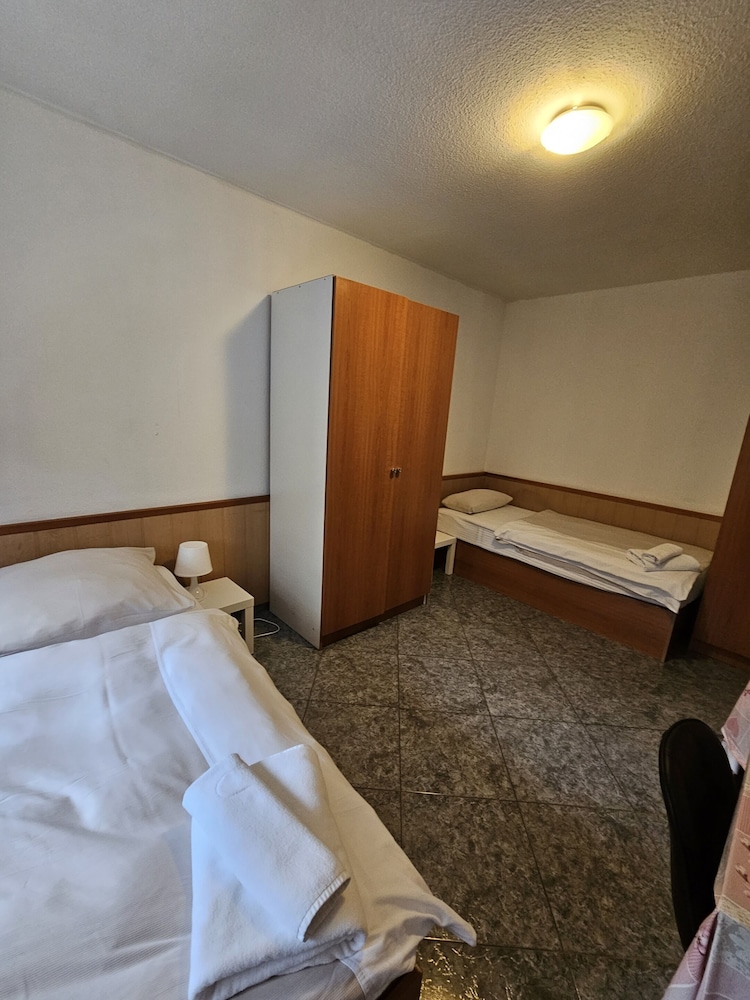 Basic Twin Room, Shared Bathroom, Courtyard View (Budget Zwei-Bett-Zimmer) photo 3