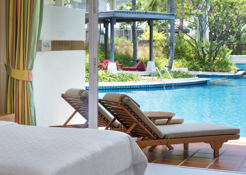 Room, 1 King Bed with Sofa bed, Poolside - Photo 6