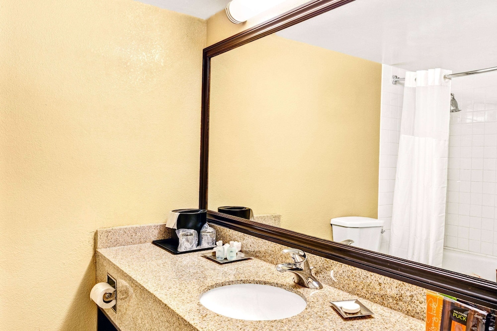 Honeymoon Suite, 1 King Bed, Non Smoking (One Bedroom) photo 1