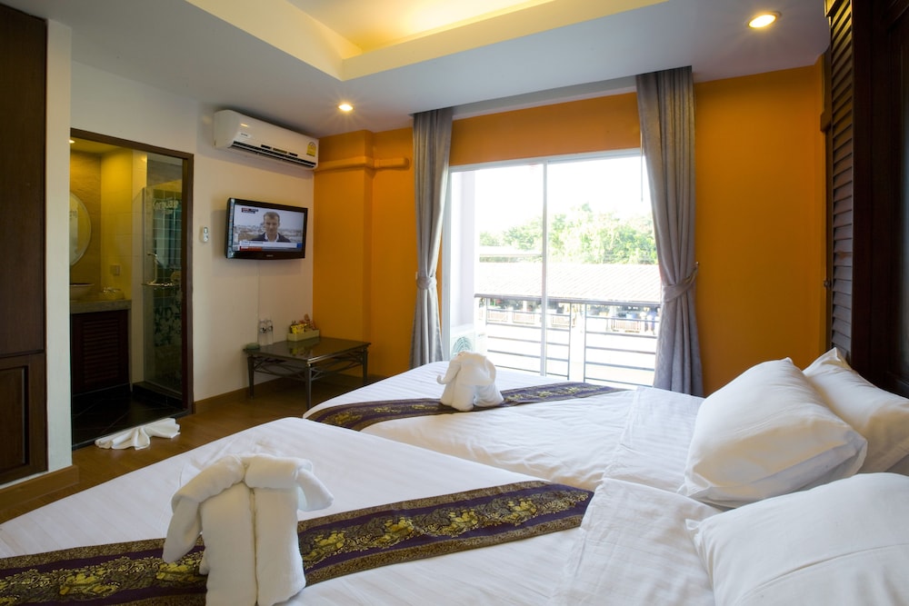 Standard Queen Bed Canal View with Balcony photo 3