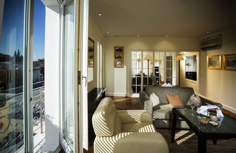 Panoramic Suite, 2 Twin Beds, Non Smoking thumbnail 6