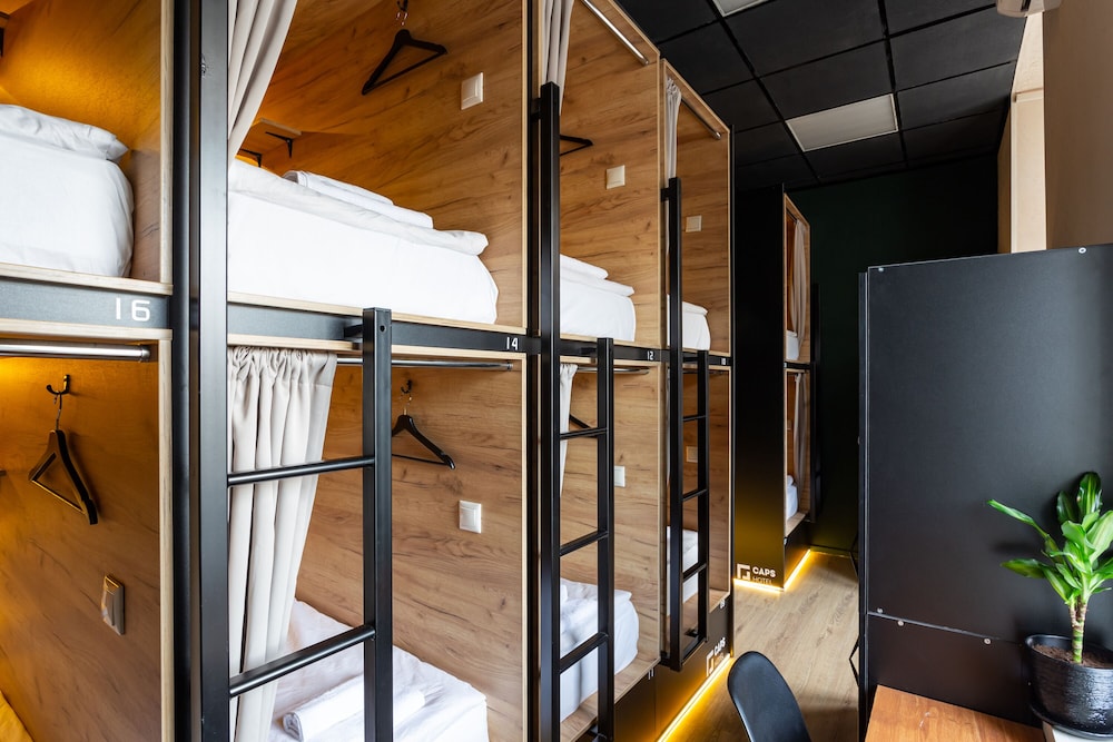 Capsule In 10 Person Room