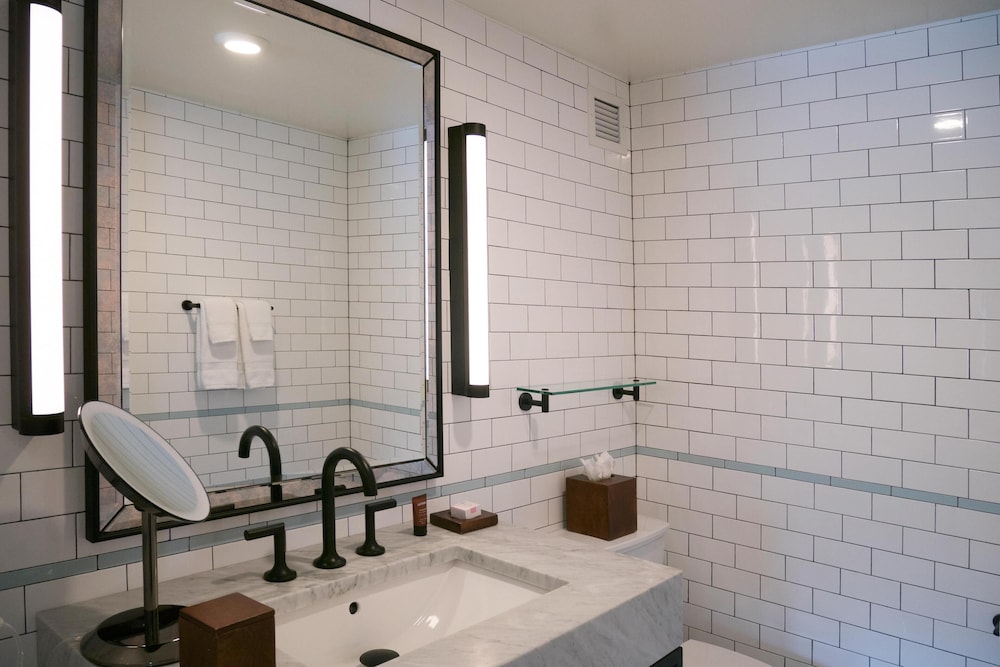 Suite, 1 Bedroom - Photo 4
