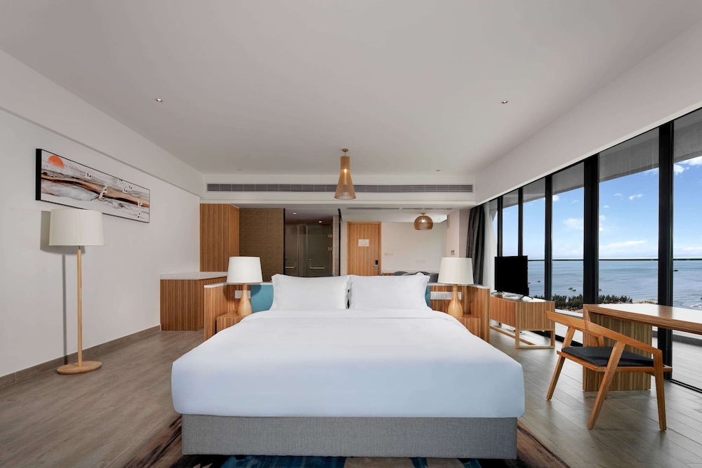 Room, 1 King Bed, Smoking, Mountain View photo 1