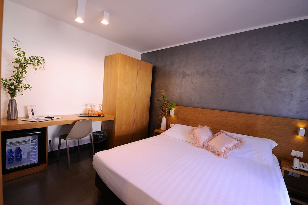 Superior Room, 1 Queen Bed, Non Smoking (Converts to 2 Twin Beds) - Photo 1