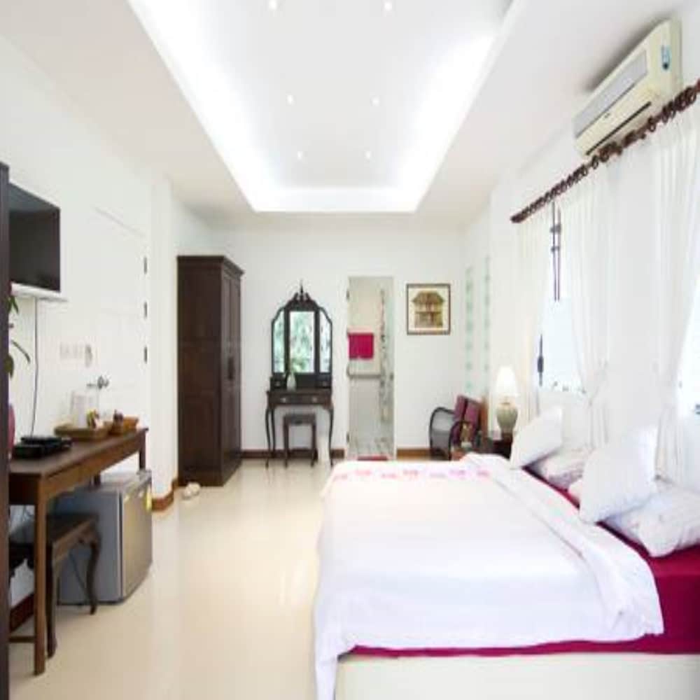 Deluxe Double Room with Balcony - Photo 4