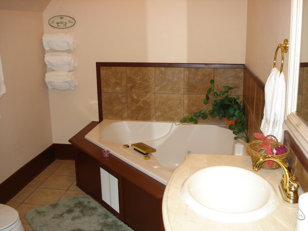 Suite, 1 King Bed, Jetted Tub, Vineyard View photo 2