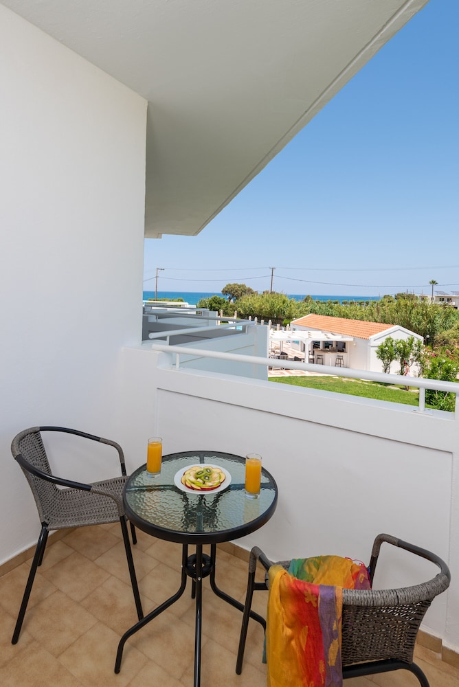 Classic Double or Twin Room, Partial Sea View - Photo 12